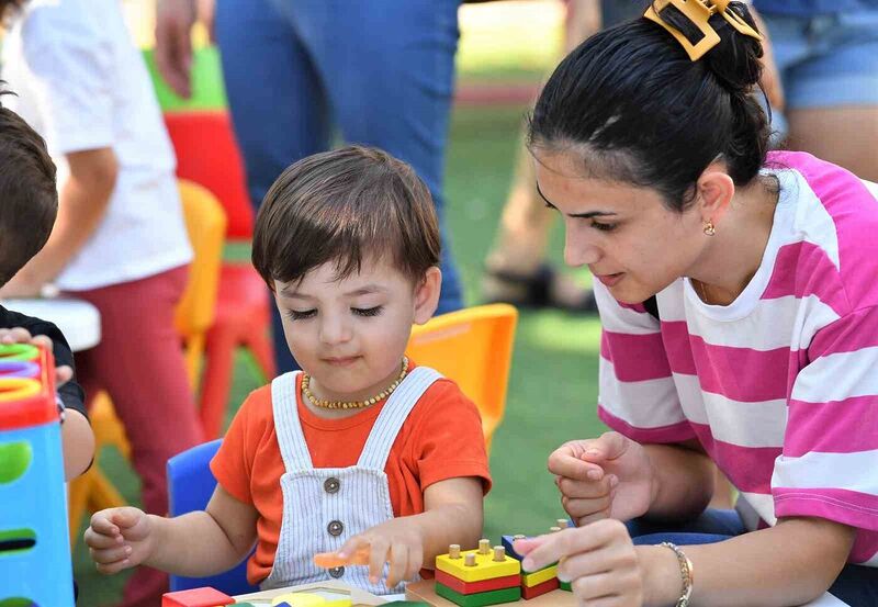 Antalya’da babalara özel “bebek bezi bağlama yarışması”