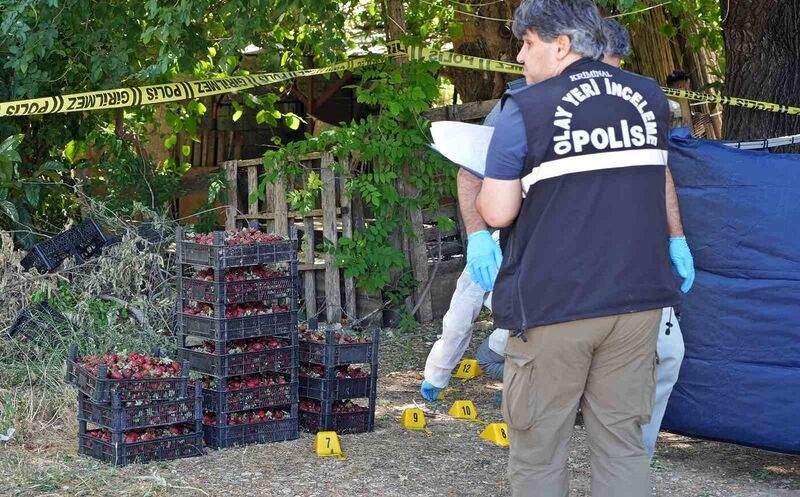 Antalya’da korkunç cinayet:  Müşterilerine çilek satarken silahlı saldırıya uğradı