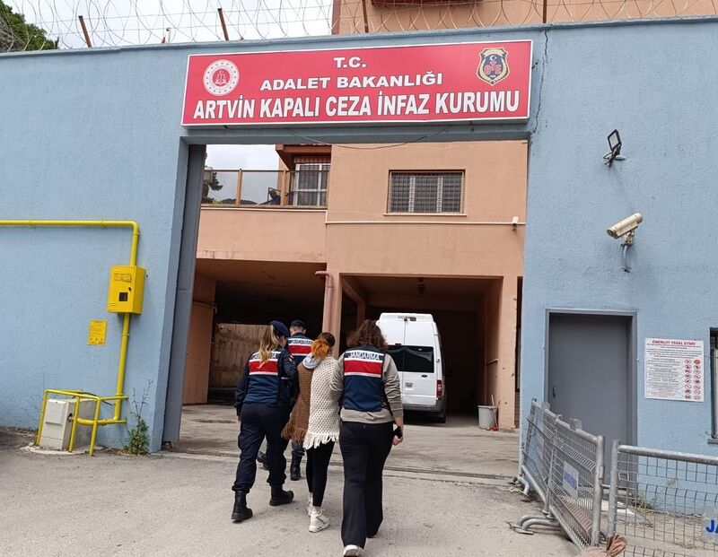 Artvin’de cinsel istismar suçundan aranan kadın yakalandı