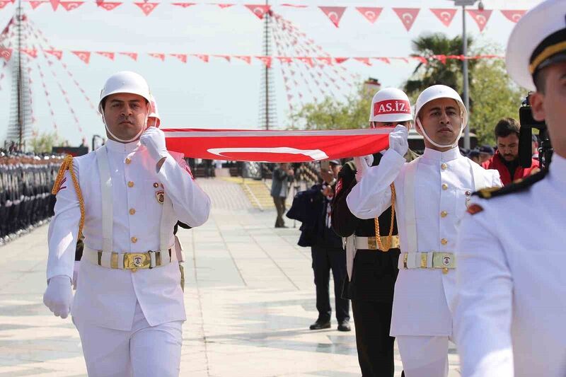 Atatürk’ü temsil eden bayrak karaya çıktı