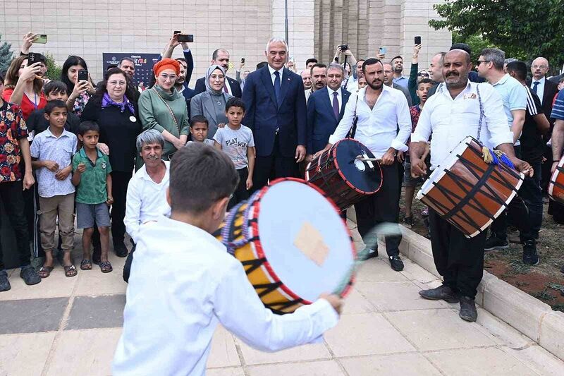 Bakan Ersoy’a davul şov