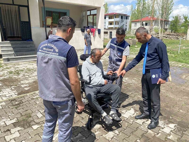 Başkan Büyükkılıç’tan akülü tekerlekli sandalye istedi, anında talebi karşılandı