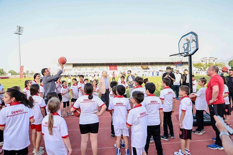 Başkan Çavuşoğlu gençlerin bayram sevincine ortak oldu