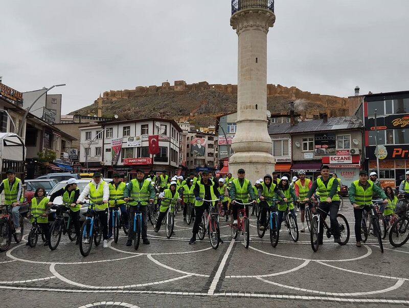 Bayburt’ta yağmur çamur dinlemeyen bisikletli grup pedalları sağlıklı yaşam için çevirdi