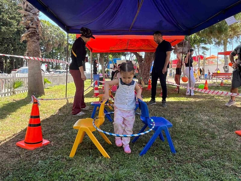 Bebek parkında  ebeveynler ve bebekler cimnastik yapıp eğlendi