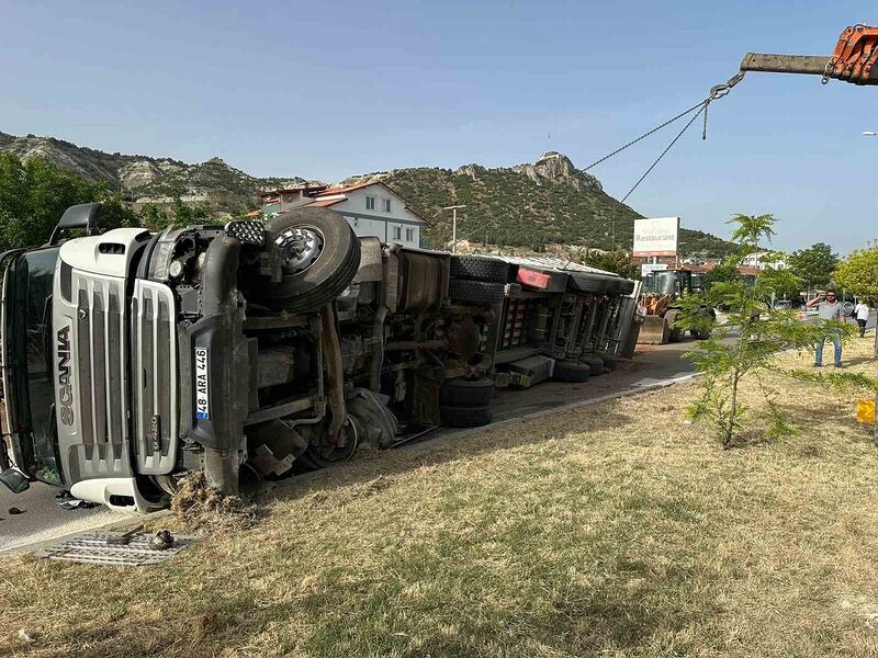 Burdur’da tomruk yüklü kamyon devrildi, yol trafiğe kapandı