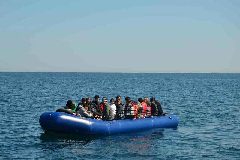 Çanakkale’de 17’si çocuk 40 kaçak göçmen kurtarıldı