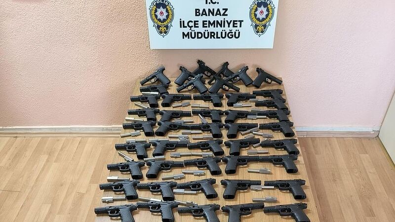 Çekici üzerinde taşınan araçtan 45 adet ruhsatsız tabanca bulundu