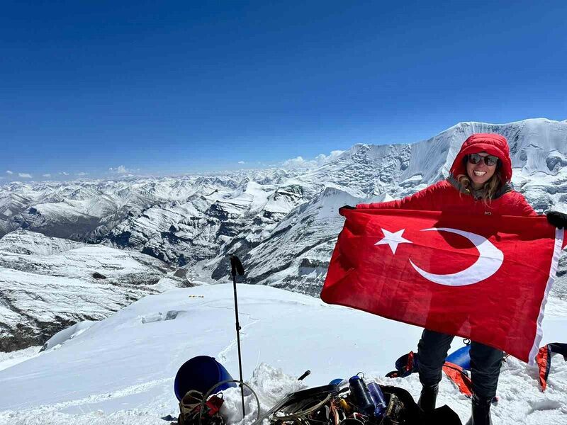 Deniz Kayadelen, Everest’in zirvesinde 3 derecelik suya girdi