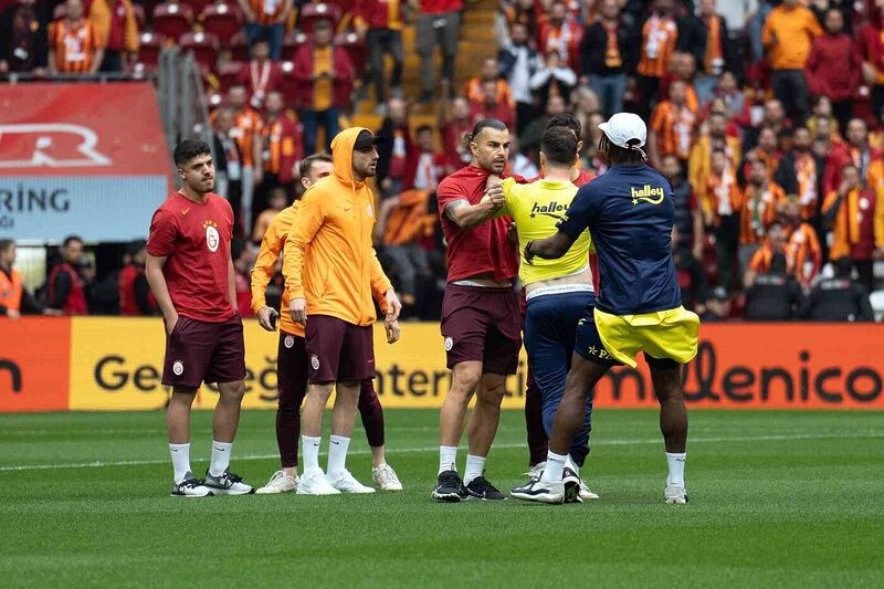 GALATASARAY-FENERBAHÇE DERBİSİ ÖNCESİ İKİ