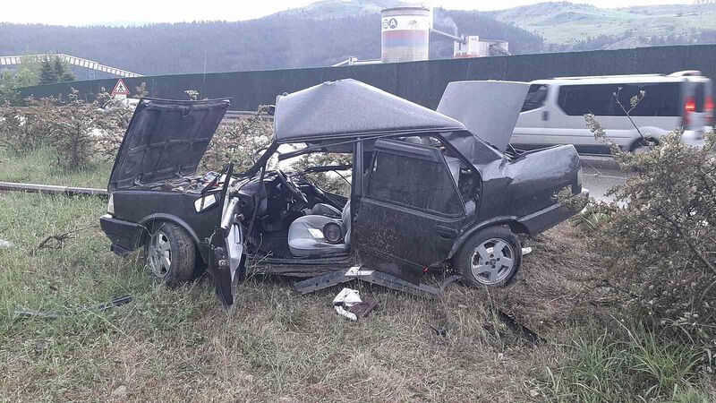 KARABÜK'TE SÜRÜCÜSÜNÜN KONTROLÜNDEN ÇIKAN OTOMOBİLİN AYDINLATMA DİREĞİNE ÇARPMASI SONUCU 1