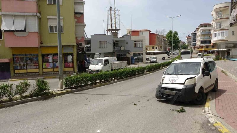 Direksiyon hakimiyetini kaybetti, refüjdeki aydınlatma direğine çarptı