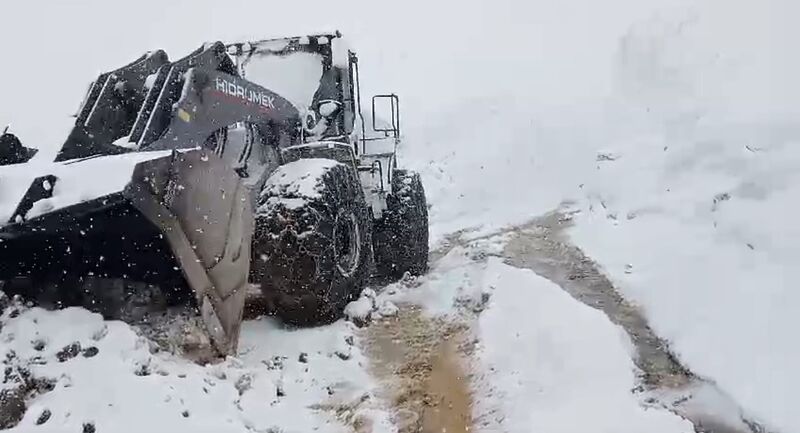 Doski Vadisi’nde mayıs ayında 5 metreyi bulan kar görüntüleri hayrete düşürüyor