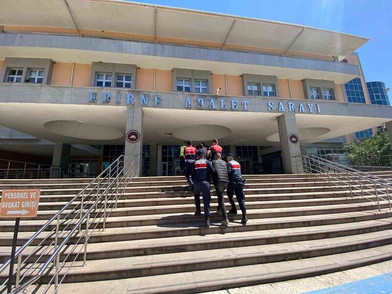 Edirne’de Türk vatandaşlarını yurt dışına kaçırmaya çalışan Iraklılar tutuklandı