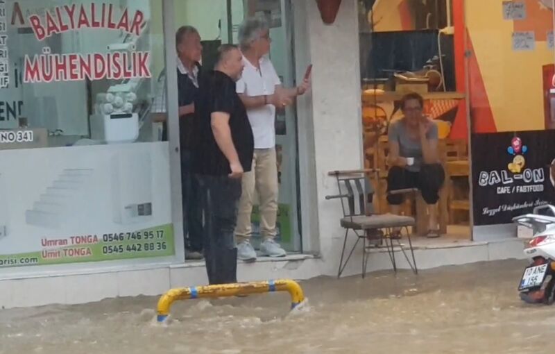 Edremit’te yağıştan dolayı birçok işyerini su bastı