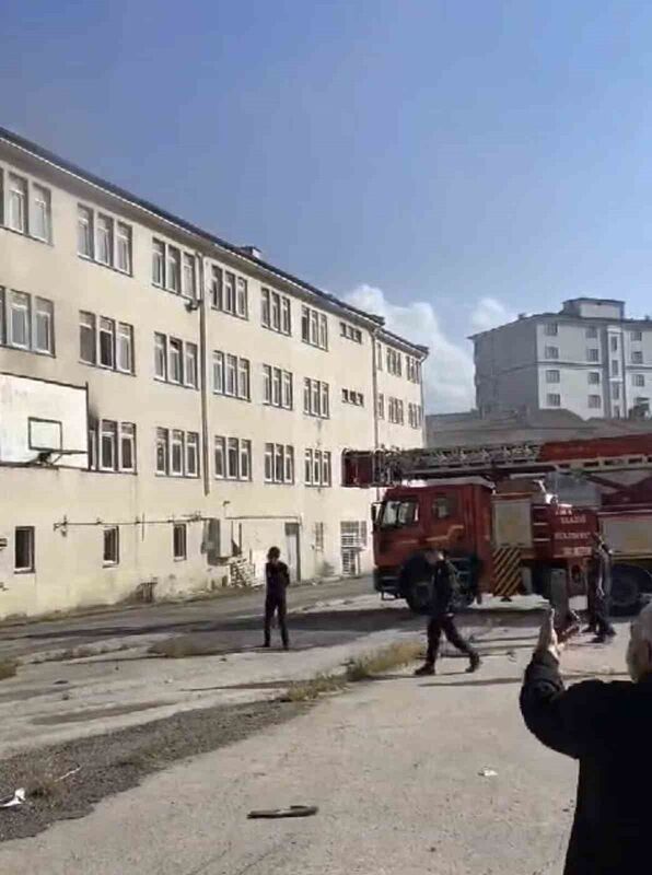 Elazığ’da metruk binada yangını