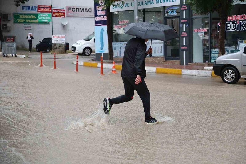 Elazığ’da sağanak hayatı felç etti