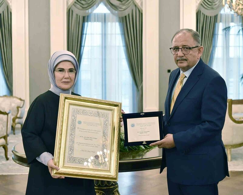 Emine Erdoğan, “Sıfır Atık” projesine verilen AKDENİZ-PA ödülünü teslim aldı