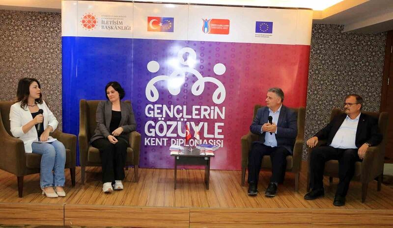 Erzincan’da “Gençlerin Gözüyle Kent Diplomasisi” projesi kapsamında panel düzenlendi