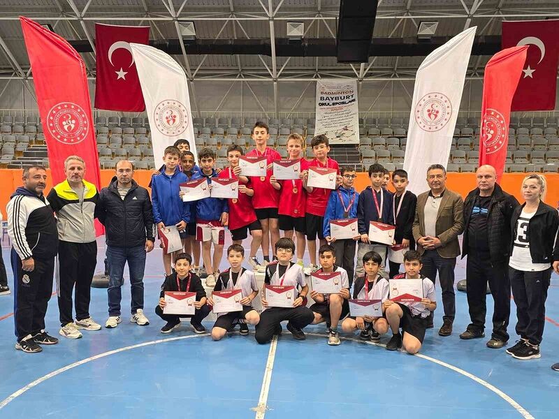 Erzincanlı badmintoncular Bayburt’ta grup birincisi oldu