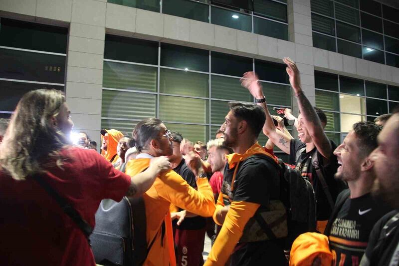 GALATASARAY, KONYA HAVALİMANINDA SARI-KIRMIZLI