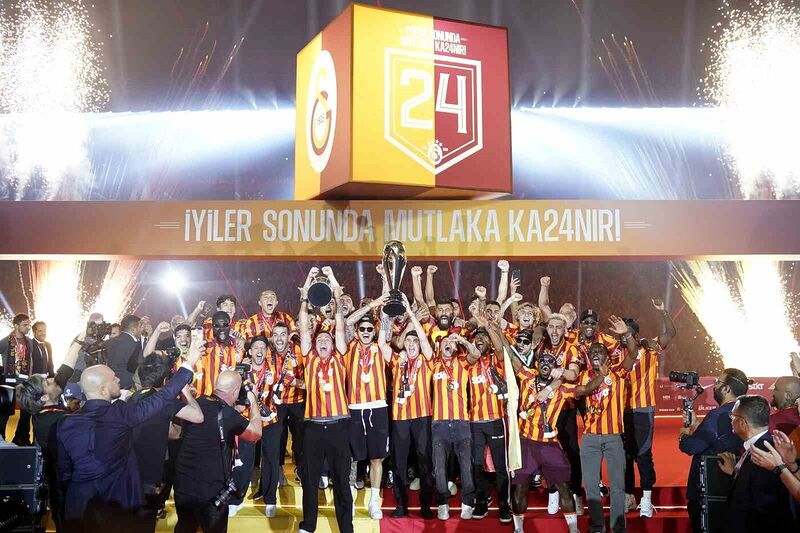 Galatasaray’dan 3 kupalı kutlama