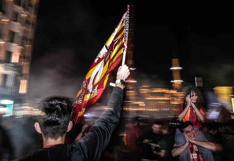 Galatasaraylı taraftarlardan Taksim’de coşkulu şampiyonluk kutlaması