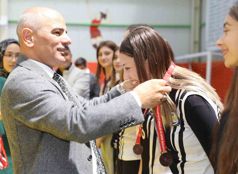 Gençler 19 Mayıs’ı voleybol turnuvası ile kutladı