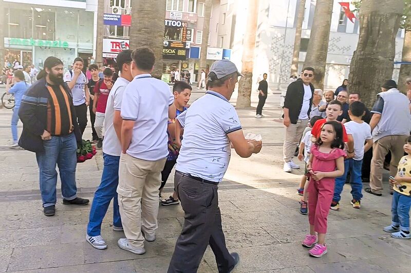 Gören gözlerine inanamadı, hem oynadı hem para dağıttı