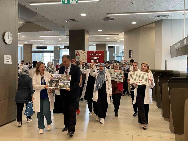 Hastane koridorlarında sessiz yürüyüş ile Gazze’deki katliama dikkat çekildi