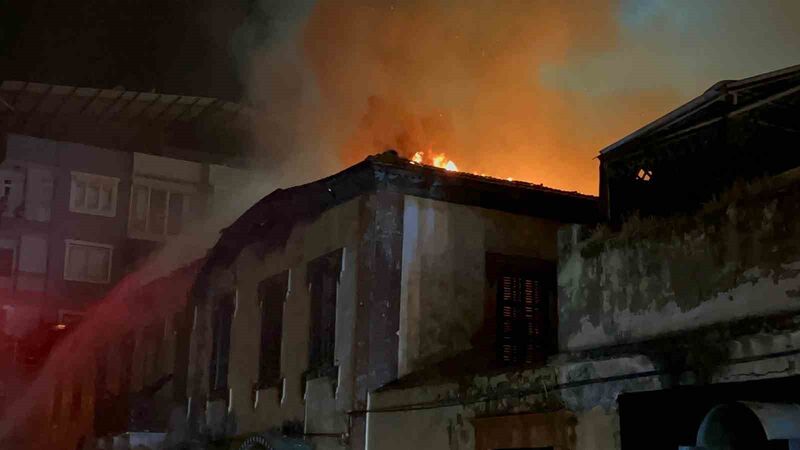 Hatay’da 200 yıllık tarihi bina çıkan yangında kül oldu