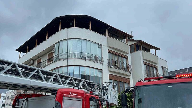 HATAY’IN ARSUZ İLÇESİNDE 3 KATLI BİNANIN ÇATI KATI ALEV ALEV