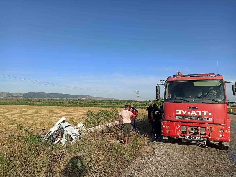 Hatay’da tarlaya uçan tırın şoförü yaralandı