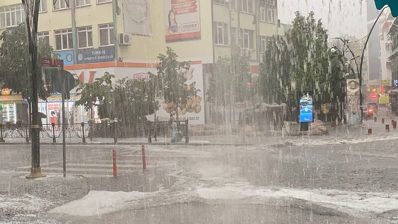 Isparta’da dolu yağışı etkili oldu, sürücüler zor anlar yaşadı