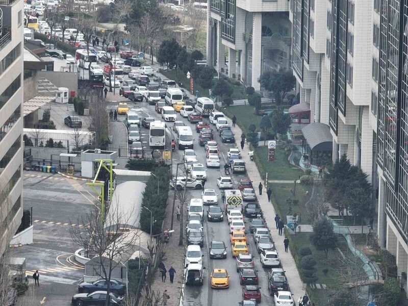 İSTANBUL’DA TAŞIT YOĞUNLUĞU DİKKAT