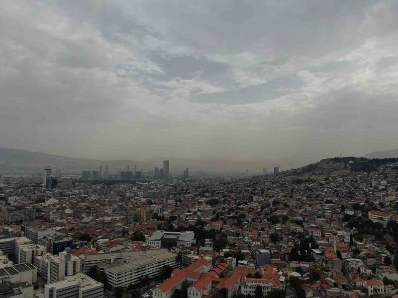 İzmir’de hava griye döndü, çöl tozu sis gibi kente çöktü