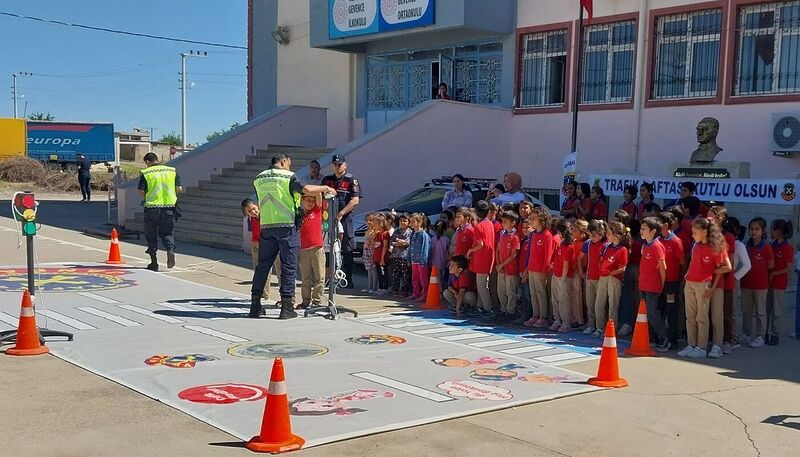 Jandarmadan 485 öğrenciye uygulamalı trafik eğitimi