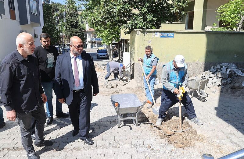 Kahramanmaraş’ta yıkım çalışmalarında hasar gören kaldırımlar yenileniyor