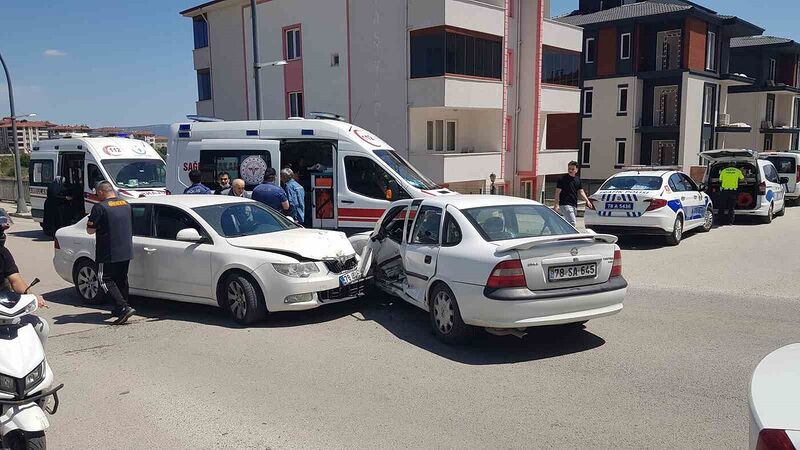 Karabük’te iki otomobil çarpıştı: 4 yaralı