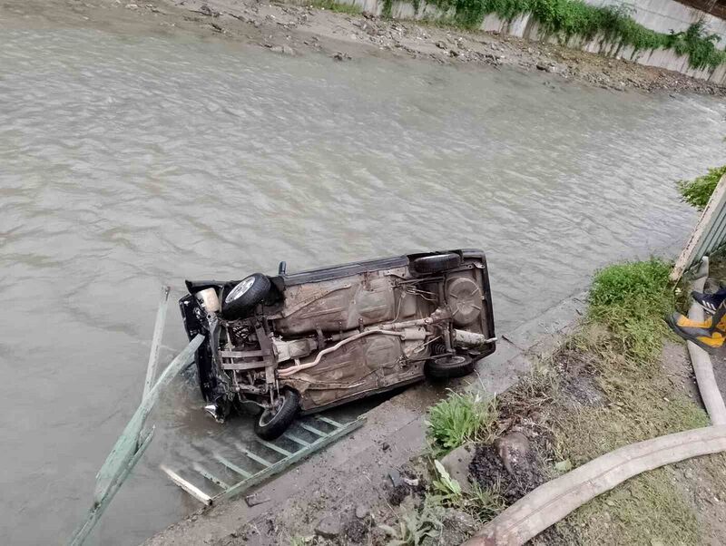 Karabük’te otomobil çaya uçtu: 1 yaralı