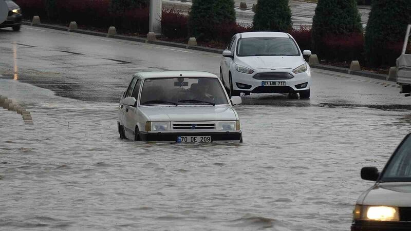 Karaman’da sağanak etkili oldu, araçlar yolda mahsur kaldı