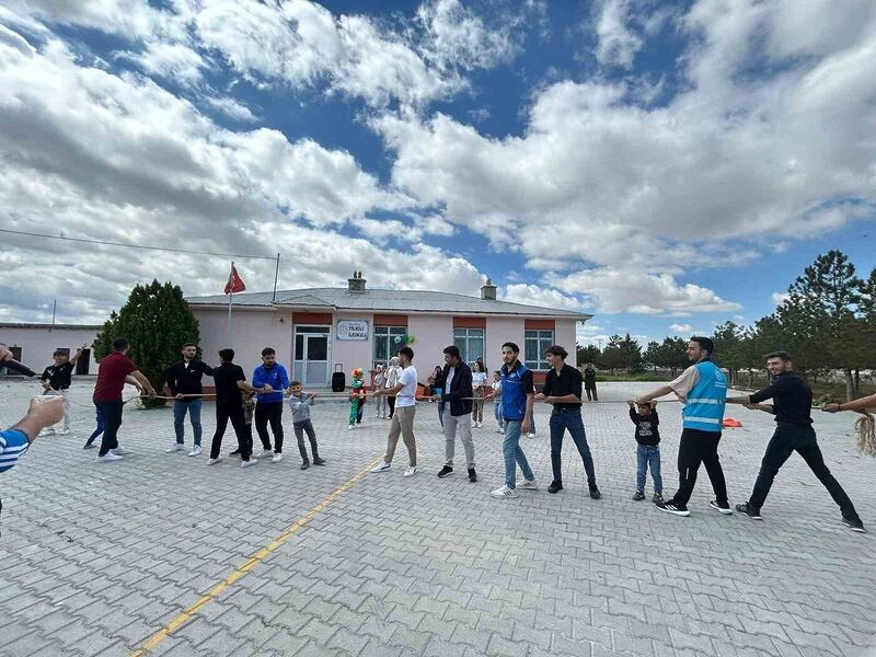 Karapınar’da üniversite öğrencileri ilkokul öğrencileri ile buluştu