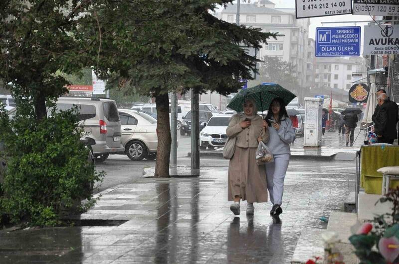 Kars’a yağmur etkili oluyor