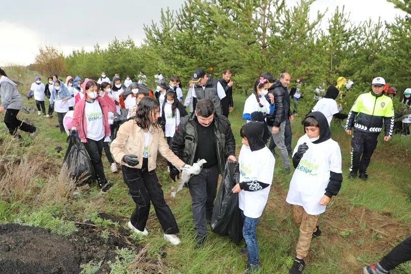 KARS’TA HATIRA ORMANINDA ÇÖPLER