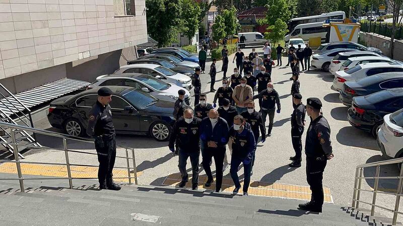 Kavga ettikleri kişiyi bıçaklayarak yaralayan 5 şüpheli adliyeye sevk edildi