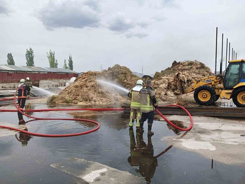 Kaynak makinesinden çıkan kıvılcımlar istiflenmiş saman balyalarını küle çevirdi