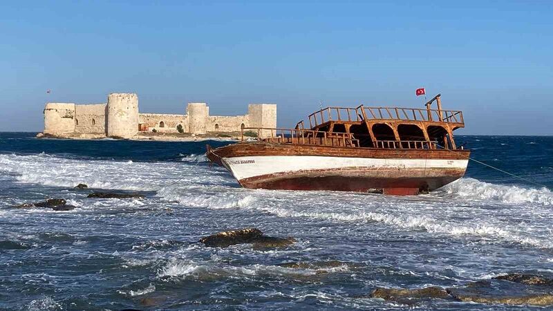 Kızkalesi’nde fırtınada gezi teknesi karaya oturdu