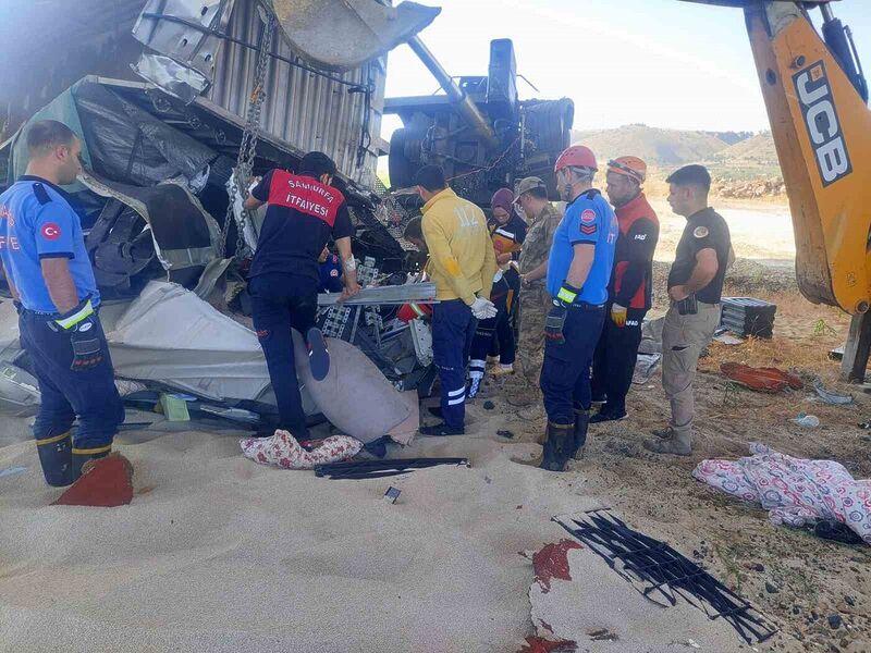 Kontrolden çıkan tır köprüden uçtu: 2 ölü