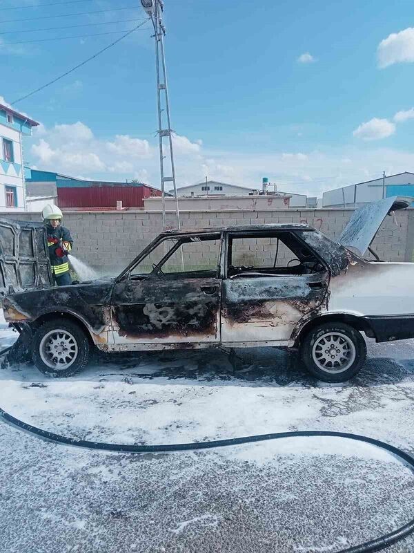 Konya’da otomobil seyir halindeyken yandı