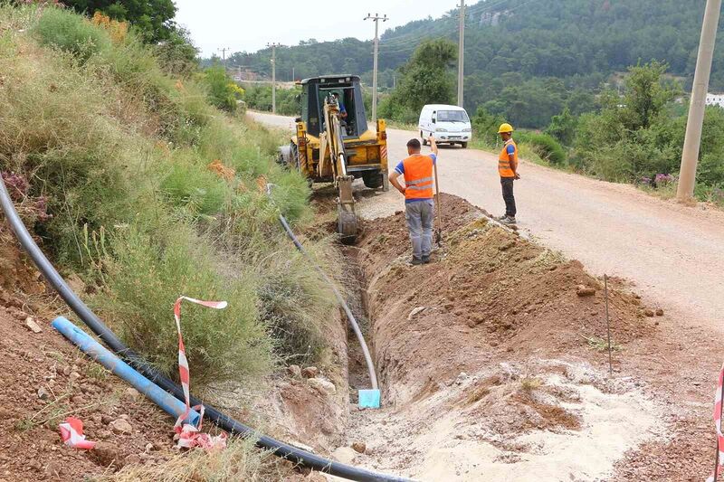 Kumluca’nın kırsal mahallelerinde içme suyu hatlarını yeniliyor